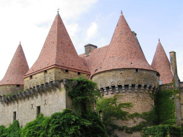 Toits du château de Marzac (dept 24). Tuiles plates en terre cuite gamme MH , 3 teintes 2 patines