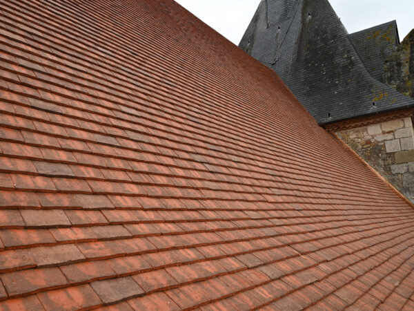 Toit de l'église Saint-Jacques Bergerac. Tuiles plates en terre cuite gamme MH, 3 teintes 2 patines