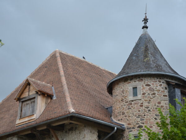 Toit dépendance Saint-Jean Ligoure (dept 87). Tuiles plates en terre cuite gamme Patrimoine