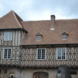 Toit de la Maison Pierre Buffière (dept 87). Tuiles plates en terre cuite gamme Patrimoine