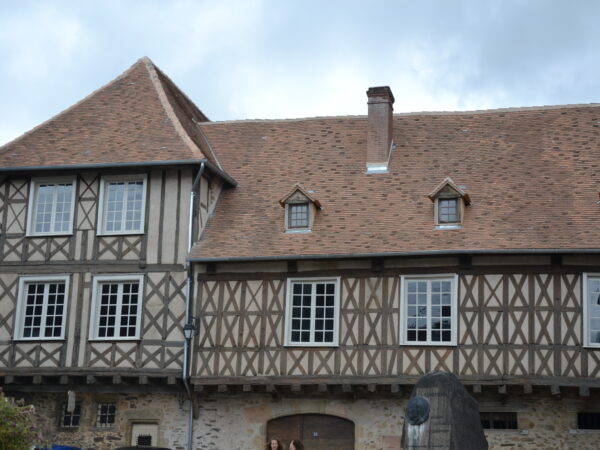 Toit de la Maison Pierre Buffière (dept 87). Tuiles plates en terre cuite gamme Patrimoine