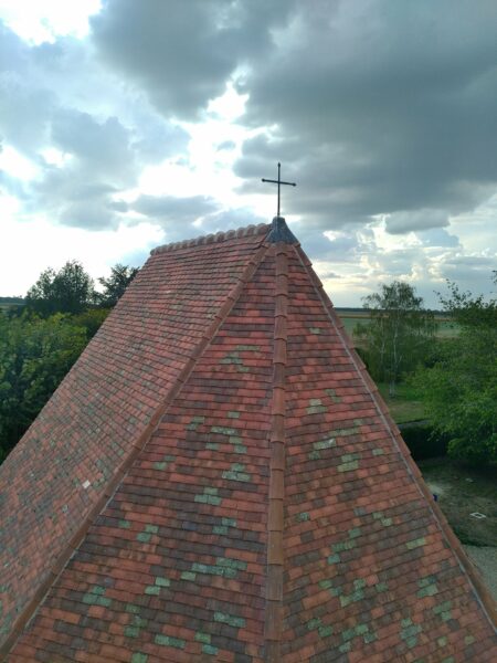 Toit de l'église de Maulette (dept 78). Tuiles plates en terre cuite gamme MH, 3 teintes 2 patines