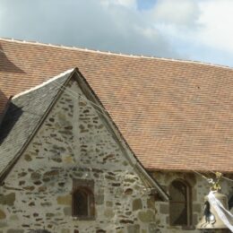 Toit de l'église de Pompadour (dept 19). Tuiles plates en terre cuite gamme MH , 3 teintes 1 patine