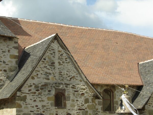 Toit de l'église de Pompadour (dept 19). Tuiles plates en terre cuite gamme MH , 3 teintes 1 patine