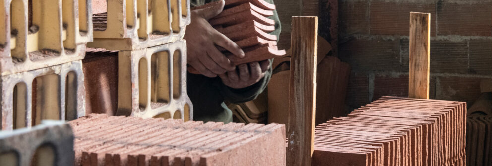 Les tuiles artisanales rangées sur palette pour une livraison