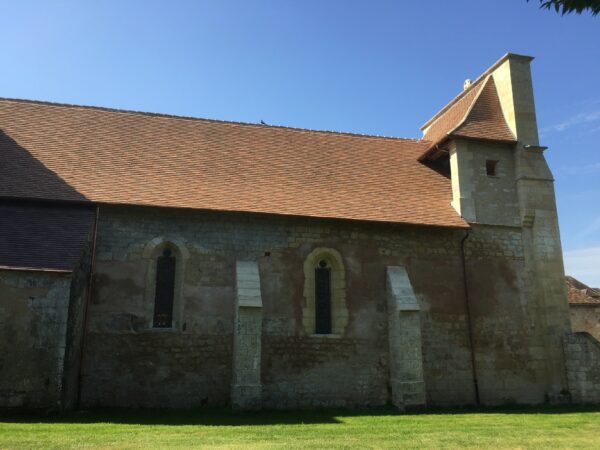 Toit de l'église de Campagne (Dept 24). Tuiles plates en terre cuite gamme MH, 3 teintes 1 patine