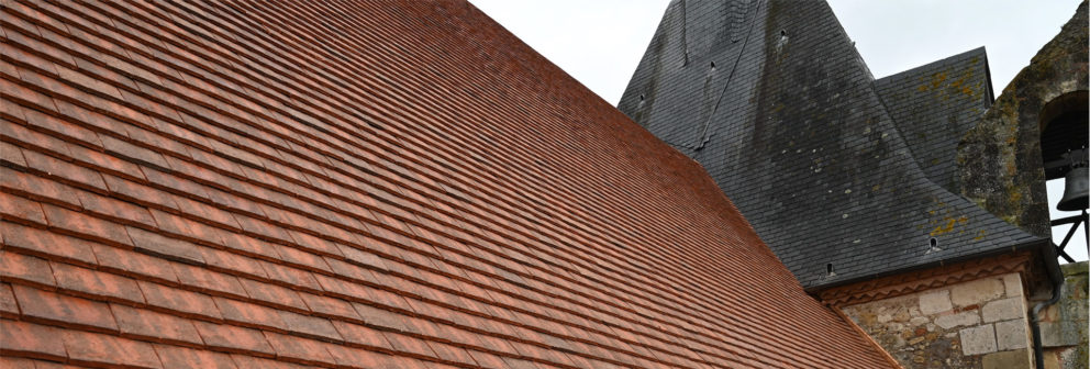 Large photo of the roof of the Saint-Jacques church in Bergerac with its clay roof tiles